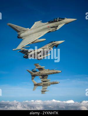 Entraînement des avions EF-2000 Typhoon de l'armée de l'air italienne avec des avions AMX Ghibli. Banque D'Images