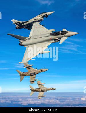 Entraînement des avions EF-2000 Typhoon de l'armée de l'air italienne avec des avions AMX Ghibli. Banque D'Images