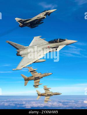 Entraînement des avions EF-2000 Typhoon de l'armée de l'air italienne avec des avions AMX Ghibli. Banque D'Images