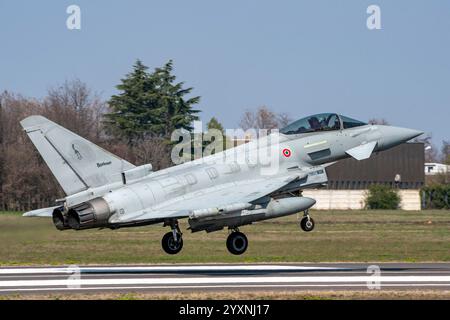 Atterrissage d'un typhon EF-2000 de l'armée de l'air italienne à la base aérienne d'Istrana, en Italie. Banque D'Images