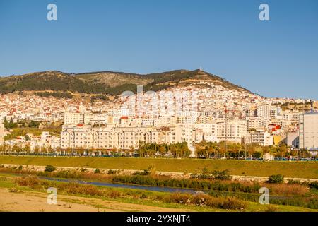 Architecture blanche et paysage urbain de Tétouan, Maroc, Afrique du Nord Banque D'Images