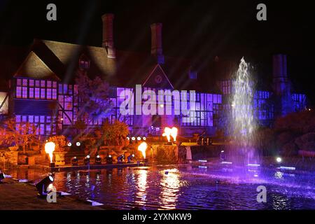 Old Laboratory et Jellicoe canal, Glow 2024, RHS Garden Wisley, Woking, Surrey, Angleterre, Grande-Bretagne, Royaume-Uni, Royaume-Uni, Europe Banque D'Images