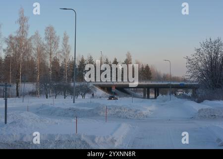 Construction et architecture, viaduc routier, pont ferroviaire en béton sur la route dans la ville de Varkaus, Finlande. Banque D'Images