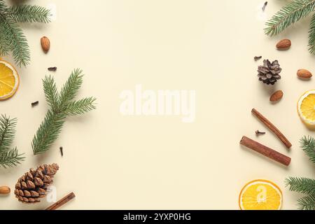 Composition avec des branches de sapin, des épices, des pommes de pin et des tranches d'orange séchées sur fond de couleur Banque D'Images