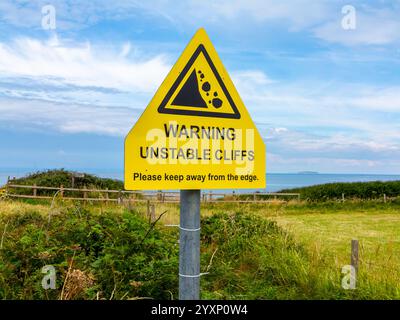 Panneau d'avertissement à côté des falaises près de Kilve dans le nord du Somerset Angleterre où l'érosion côtière crée des chutes de roche. Banque D'Images