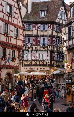 Colmar, Alsace, France - 6 décembre 2024 : décorations de Noël et maisons à colombages à Colmar France, avec des rues bondées Banque D'Images