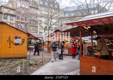 Strasbourg, France - 6 décembre 2024 : stands et stands sur un marché de Noël Christkindlmarkt dans la ville de Strasbourg, région Alsace, en journée Banque D'Images