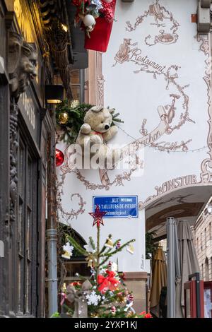 Strasbourg, France - 6 décembre 2024 : adorables ours en peluche décorations de Noël sur des bâtiments à Strasbourg, région Alsace Banque D'Images