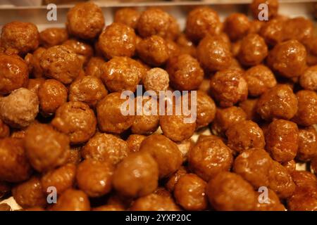 Un tas de boules brunes et blanches. Les boules sont petites et rondes. Ils sont de couleur brune et blanche Banque D'Images