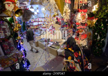 Les articles de Noël sont en vente dans le cadre de la cérémonie des célébrations de Noël à venir, située sur le bazar Bohri à Karachi le mardi 17 décembre 2024. Banque D'Images