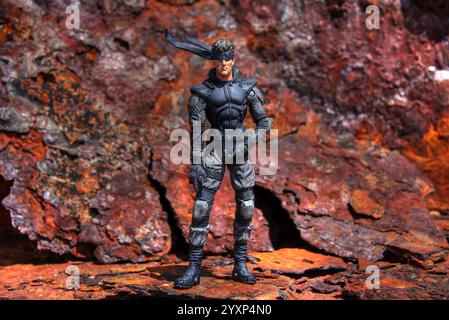 Metal Gear Solid action figure scène extérieure fond métallique rouillé 2 Banque D'Images