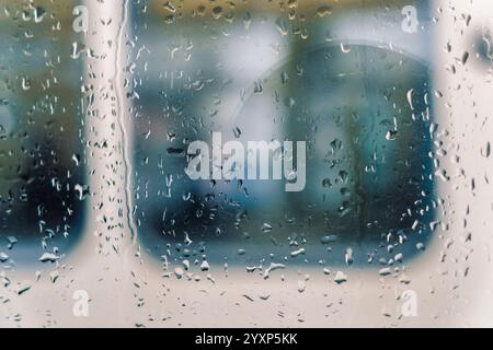 L'eau de pluie tombe sur la fenêtre. Motif de texture d'arrière-plan. Banque D'Images