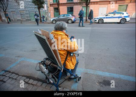 16 novembre 2024 - Rome, Italie : femme handicapée en fauteuil roulant. © Andrea Sabbadini Banque D'Images