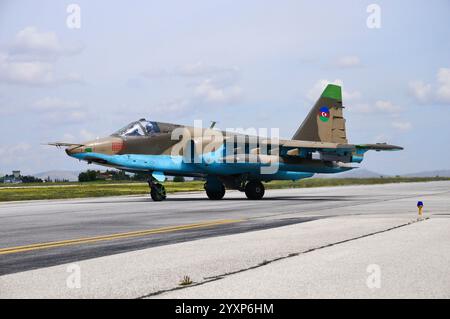 Force aérienne azerbaïdjanaise Su-25 jet roulant à la base aérienne de Konya, Turquie. Banque D'Images