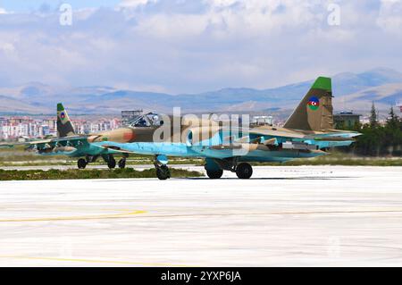 Force aérienne azerbaïdjanaise Su-25 jet roulant à la base aérienne de Konya, Turquie. Banque D'Images