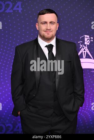 Salford, Royaume-Uni. 17 décembre 2024. Luke Littler arrive au BBC Sport Personality of the Year 2024, MediaCityUK. Crédit : Doug Peters/EMPICS/Alamy Live News Banque D'Images