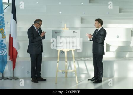 Lyon, France. 17 décembre 2024. Dans le cadre de son inauguration, le président français Emmanuel Macron a visité l’Organisation mondiale de la santé – Académie OMS à Lyon, avec le Dr Tedros Adhanom Ghebreyesus Directeur général de l’Organisation mondiale de la santé, avec son centre d’exercices de crise et sa plateforme de simulation, en présence d’étudiants en médecine, avant de prononcer un discours le mardi 17 décembre 2024. Lyon, France. Photo de Isa Harsin/Pool/ABACAPRESS. COM Credit : Abaca Press/Alamy Live News Banque D'Images