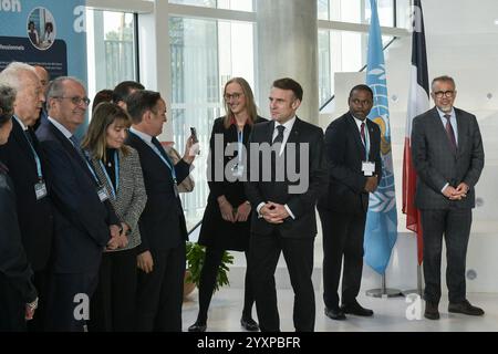 Lyon, France. 17 décembre 2024. Dans le cadre de son inauguration, le président français Emmanuel Macron a visité l’Organisation mondiale de la santé – Académie OMS à Lyon, avec le Dr Tedros Adhanom Ghebreyesus Directeur général de l’Organisation mondiale de la santé, avec son centre d’exercices de crise et sa plateforme de simulation, en présence d’étudiants en médecine, avant de prononcer un discours le mardi 17 décembre 2024. Lyon, France. Photo de Isa Harsin/Pool/ABACAPRESS. COM Credit : Abaca Press/Alamy Live News Banque D'Images