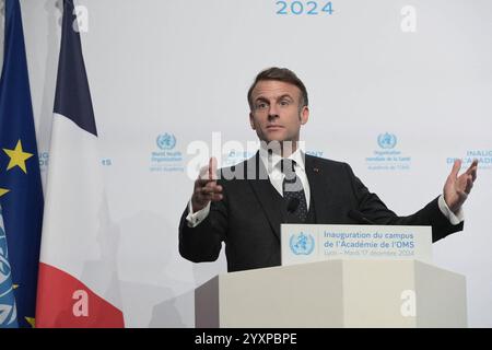 Lyon, France. 17 décembre 2024. Dans le cadre de son inauguration, le président français Emmanuel Macron a visité l’Organisation mondiale de la santé – Académie OMS à Lyon, avec le Dr Tedros Adhanom Ghebreyesus Directeur général de l’Organisation mondiale de la santé, avec son centre d’exercices de crise et sa plateforme de simulation, en présence d’étudiants en médecine, avant de prononcer un discours le mardi 17 décembre 2024. Lyon, France. Photo de Isa Harsin/Pool/ABACAPRESS. COM Credit : Abaca Press/Alamy Live News Banque D'Images