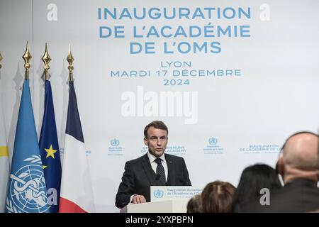 Lyon, France. 17 décembre 2024. Dans le cadre de son inauguration, le président français Emmanuel Macron a visité l’Organisation mondiale de la santé – Académie OMS à Lyon, avec le Dr Tedros Adhanom Ghebreyesus Directeur général de l’Organisation mondiale de la santé, avec son centre d’exercices de crise et sa plateforme de simulation, en présence d’étudiants en médecine, avant de prononcer un discours le mardi 17 décembre 2024. Lyon, France. Photo de Isa Harsin/Pool/ABACAPRESS. COM Credit : Abaca Press/Alamy Live News Banque D'Images
