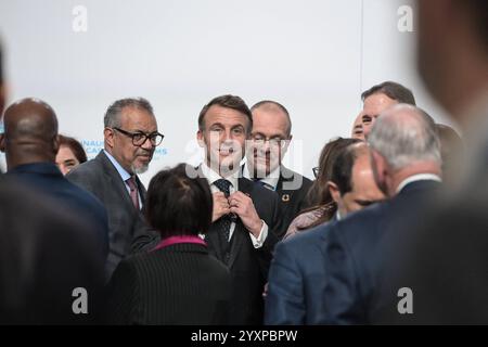 Lyon, France. 17 décembre 2024. Dans le cadre de son inauguration, le président français Emmanuel Macron a visité l’Organisation mondiale de la santé – Académie OMS à Lyon, avec le Dr Tedros Adhanom Ghebreyesus Directeur général de l’Organisation mondiale de la santé, avec son centre d’exercices de crise et sa plateforme de simulation, en présence d’étudiants en médecine, avant de prononcer un discours le mardi 17 décembre 2024. Lyon, France. Photo de Isa Harsin/Pool/ABACAPRESS. COM Credit : Abaca Press/Alamy Live News Banque D'Images