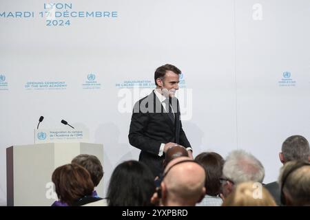 Lyon, France. 17 décembre 2024. Dans le cadre de son inauguration, le président français Emmanuel Macron a visité l’Organisation mondiale de la santé – Académie OMS à Lyon, avec le Dr Tedros Adhanom Ghebreyesus Directeur général de l’Organisation mondiale de la santé, avec son centre d’exercices de crise et sa plateforme de simulation, en présence d’étudiants en médecine, avant de prononcer un discours le mardi 17 décembre 2024. Lyon, France. Photo de Isa Harsin/Pool/ABACAPRESS. COM Credit : Abaca Press/Alamy Live News Banque D'Images