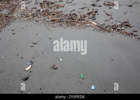 WA25987-00...WASHINGTON - des morceaux de plastique échoués sur des plages immaculées du parc national olympique. Banque D'Images