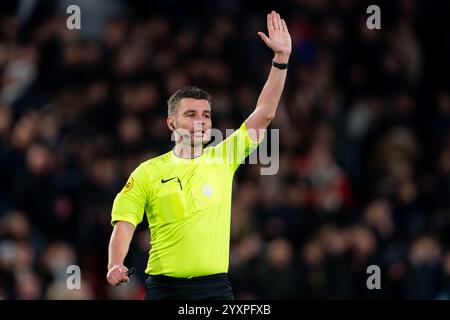 Eindhoven, pays-Bas. 17 décembre 2024. EINDHOVEN, PAYS-BAS - 17 DÉCEMBRE : L'arbitre Erwin Blank lors du match de deuxième tour de la Coupe TOTO KNVB néerlandaise entre le PSV et le Koninklijke HFC au Philips Stadion le 17 décembre 2024 à Eindhoven, pays-Bas. (Photo de Joris Verwijst/Orange Pictures) crédit : Orange pics BV/Alamy Live News Banque D'Images