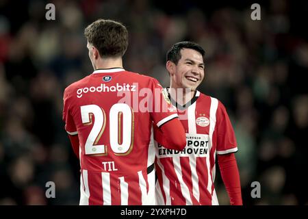 EINDHOVEN - Guus Til du PSV Eindhoven et Hirving Lozano du PSV Eindhoven célèbrent 4-0 lors du match de la Coupe KNVB entre le PSV Eindhoven et Kon. HFC (AM) au stade Phillips le 17 décembre 2024 à Eindhoven, pays-Bas. ANP JEROEN PUTMANS Banque D'Images