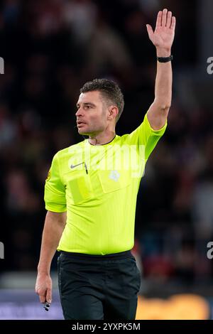 Eindhoven, pays-Bas. 17 décembre 2024. EINDHOVEN, PAYS-BAS - 17 DÉCEMBRE : L'arbitre Erwin Blank lors du match de deuxième tour de la Coupe TOTO KNVB néerlandaise entre le PSV et le Koninklijke HFC au Philips Stadion le 17 décembre 2024 à Eindhoven, pays-Bas. (Photo de Joris Verwijst/Orange Pictures) crédit : Orange pics BV/Alamy Live News Banque D'Images