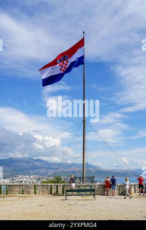 Split, Croatie - 20 septembre 2024 : touristes près d'un grand drapeau croate sur un grand mât sur la colline de Marjan, Split, Croatie Banque D'Images