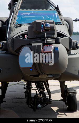 Capteurs de nez sur un hélicoptère AH-64E. Banque D'Images