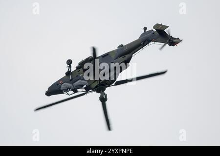 Hélicoptère Tigre de l'armée allemande lors d'une boucle, Berlin, Allemagne. Banque D'Images