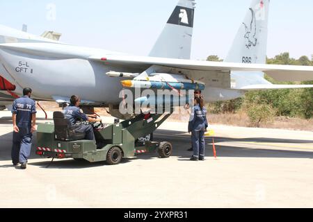 Équipage au sol armant un avion F-15A de l'armée de l'air israélienne. Banque D'Images