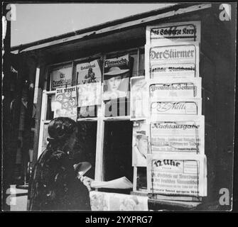 Danzig (Gdansk) 1937 : kiosque à journaux ; femme devant le kiosque à journaux. Malgré le fait que Danzing soit un «État libre», on ne peut trouver autre chose que des journaux nazis-allemands. Photographie d'archive par Annemarie Schwarzenbach Banque D'Images