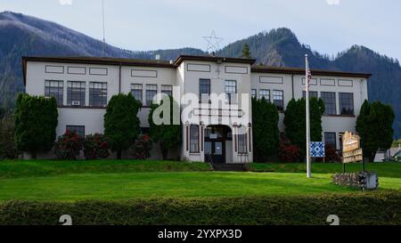 Cascade Locks, OREGON, États-Unis - 23 avril 2024 ; bâtiment de l'hôtel de ville avec panneau dans Columbia gorge Banque D'Images