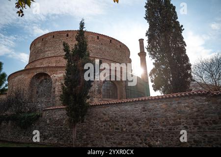 La Rotonde de Galère, un ancien monument romain à Thessalonique, en Grèce, présente magnifiquement sa riche histoire avec sa structure imposante et Ott Banque D'Images