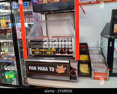 Mexico, Mexique - 13 juin 2022 : les magasins OXXO qui vendent du café Andatti, changent les gobelets en mousse de polystyrène pour du papier et des saucisses hot-dog continuent Banque D'Images