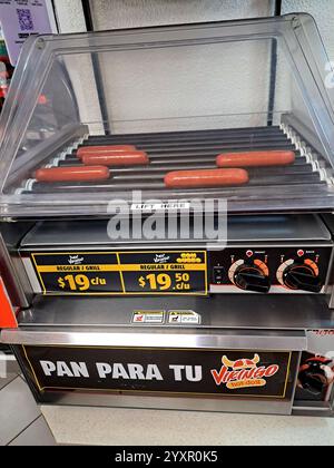 Mexico, Mexique - 13 juin 2022 : les magasins OXXO qui vendent du café Andatti, changent les gobelets en mousse de polystyrène pour du papier et des saucisses hot-dog continuent Banque D'Images