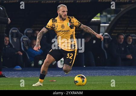 Rome, Latium. 17 décembre 2024. Federico Dimarco de l'Inter lors du match de Serie A entre Lazio et Inter au stade Olympique, Rome, Italie, le 16 décembre 2024. AllShotLive Credit : Sipa USA/Alamy Live News Banque D'Images