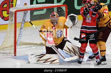 Bremerhaven, Allemagne. 17 décembre 2024. Hockey sur glace : Ligue des Champions, Pinguins Bremerhaven - Servette Genève, finale, quarts de finale, deuxième manche. Le gardien de Genève Antti Raanta en action. Crédit : Stringer/dpa/Alamy Live News Banque D'Images