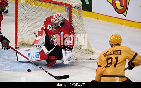 Bremerhaven, Allemagne. 17 décembre 2024. Hockey sur glace : Ligue des Champions, Pinguins Bremerhaven - Servette Genève, finale, quarts de finale, deuxième manche. Le gardien de but Maximilian Franzreb de Bremerhaven en action. Crédit : Stringer/dpa/Alamy Live News Banque D'Images