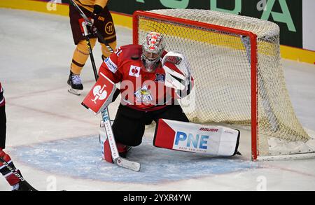 Bremerhaven, Allemagne. 17 décembre 2024. Hockey sur glace : Ligue des Champions, Pinguins Bremerhaven - Servette Genève, finale, quarts de finale, deuxième manche. Le gardien de but Maximilian Franzreb de Bremerhaven en action. Crédit : Stringer/dpa/Alamy Live News Banque D'Images