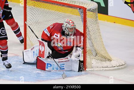 Bremerhaven, Allemagne. 17 décembre 2024. Hockey sur glace : Ligue des Champions, Pinguins Bremerhaven - Servette Genève, finale, quarts de finale, deuxième manche. Maximilian Franzreb, gardien de Bremerhaven, essaie de regarder le match. Crédit : Stringer/dpa/Alamy Live News Banque D'Images