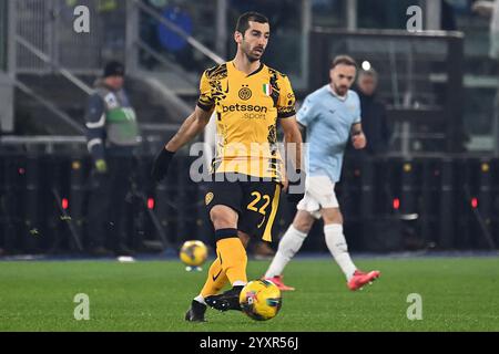 Rome, Latium. 17 décembre 2024. Henrikh Mkhitaryan de l'Inter lors du match de Serie A entre Lazio et Inter au stade olympique de Rome, Italie, le 16 décembre 2024. AllShotLive Credit : Sipa USA/Alamy Live News Banque D'Images