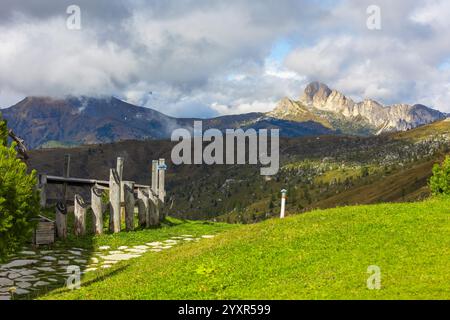 Col de Giau, Italie - 24 septembre 2014 : vue d'automne de Ra Gusela dans les Dolomites italiennes, Tyrol du Sud Banque D'Images