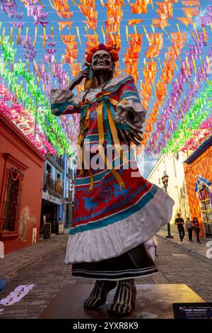 Sculpture du jour des morts et drapeaux traditionnels en papier percé. Oaxaca, Mexique Banque D'Images