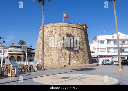 La Cala de Mijas, Malaga, Espagne, 5 décembre 2024 : photo prise dans la ville de la Cala à Mijas en Espagne montrant une vieille tour de guet historique de Cala Banque D'Images