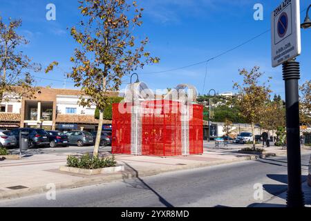 La Cala de Mijas, Malaga, Espagne, 5 décembre 2024 : photo prise dans la ville de la Cala à Mijas en Espagne montrant un cadeau de Noël extrêmement grand Banque D'Images