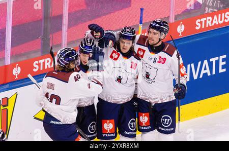 Zurich, Suisse, 17 décembre 2024 : Berlin applaudit à la 13e minute du match. #21 Manuel Wiederer augmente le score à 0:2. (Photo de Andreas Haas/dieBildmanufaktur) crédit : dieBildmanufaktur/Alamy Live News Banque D'Images